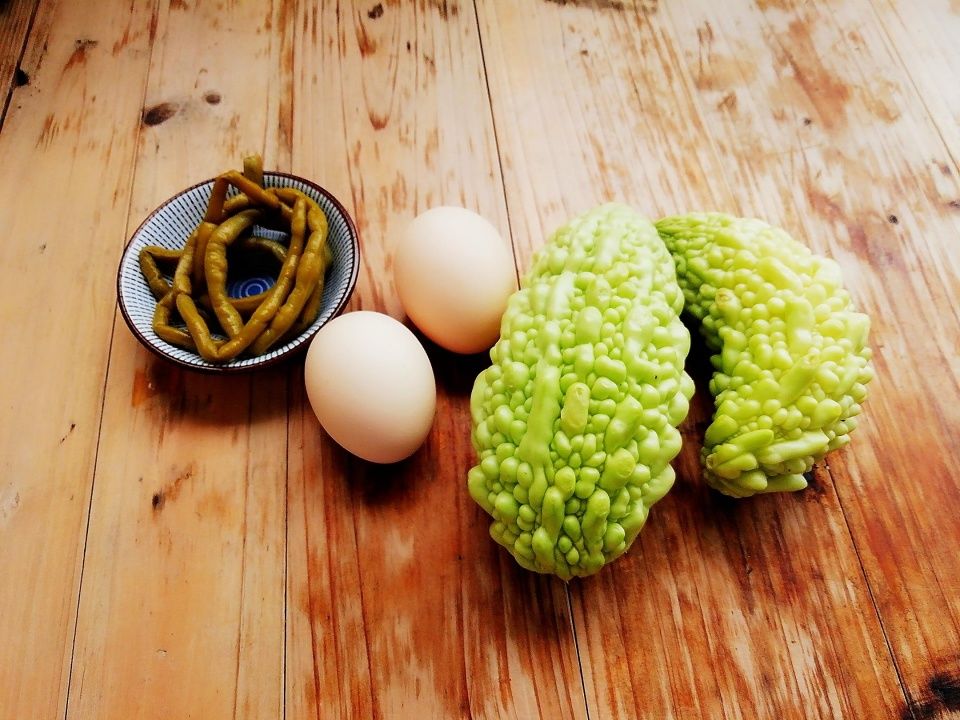  过瘾|这样吃苦瓜最过瘾，不用焯水，只要加点它，一盘都不够吃！