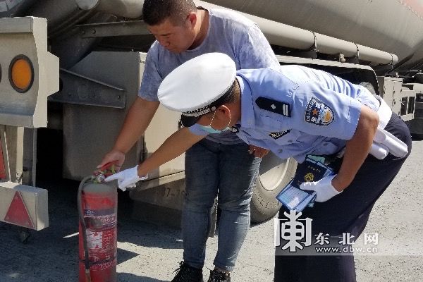  交警|逢车必检，严查细抠！ 冰城交警对危化品运输车格外“高看”