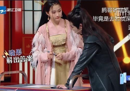 密码|王牌关晓彤数学有多厉害,现场拿笔算密码,花花在旁边都佩服