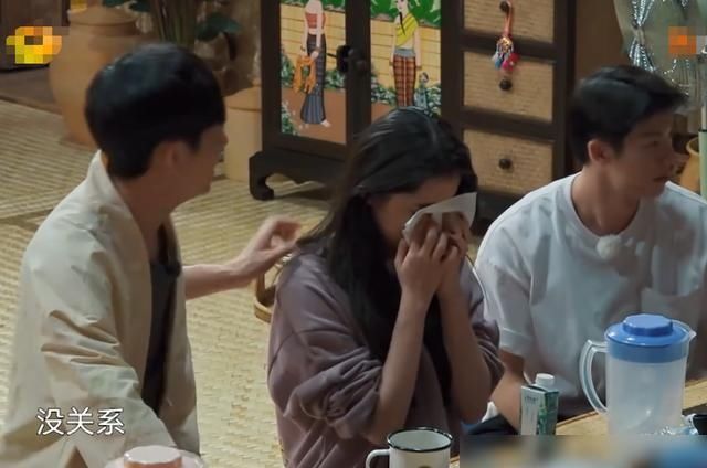  压力|欧阳娜娜压力有多大？节目中途躲进何炅怀里哭，还说每天都在失眠