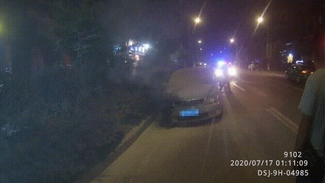  车辆|车辆突然自燃，车主不知情在一旁围观