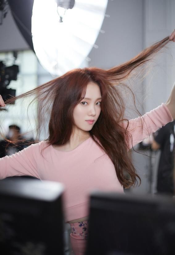 粉色|李圣经太扛“老”，30岁还拥有牛奶肌，红棕发色配粉色穿搭好少女