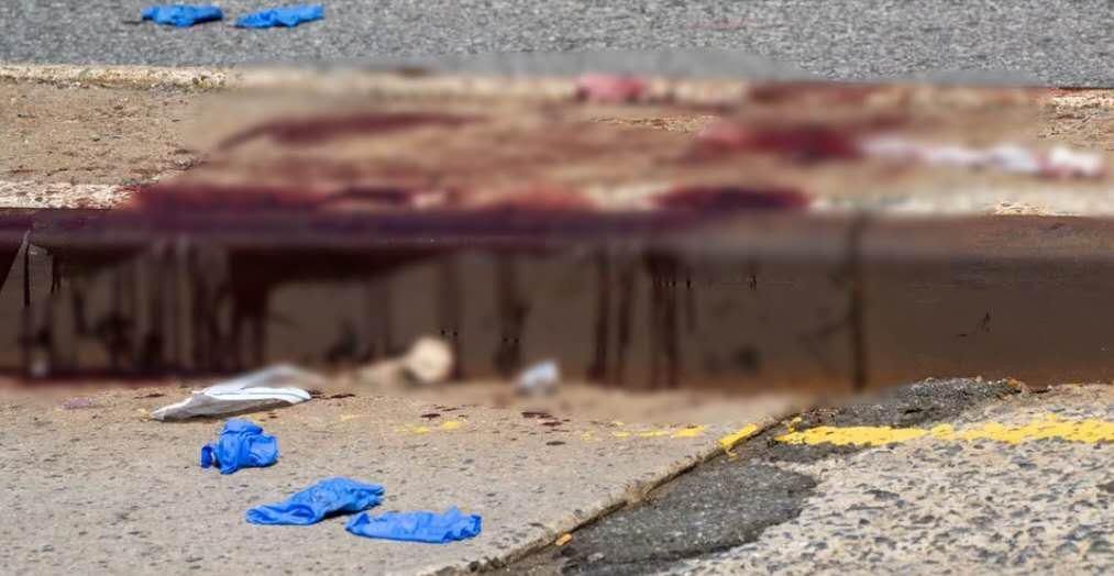  父亲|父亲遭人殴打，19岁男孩为保护父亲被人疯狂捅刺，血流满地