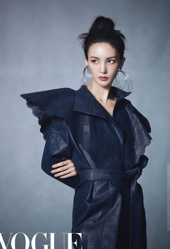  紧身衣|金晨最新杂志大片曝光，穿皮革紧身衣展现“纸片”身材