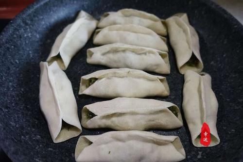 酥脆|酥脆鲜美的锅贴上桌了,皮儿颜色金黄有嚼劲,平时我就爱吃馅儿