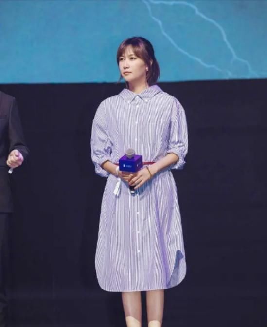  裙子|徐静蕾状态一点没见老，白衬衫配黑色背带裙，真有青春“学生样”