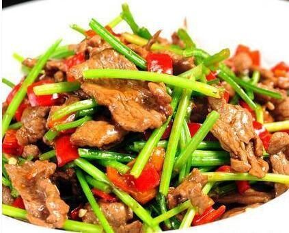  切段|美食精选，莲藕切成楔形块，酒香豆苗，牛肉小炒，把蒜苗洗净切段