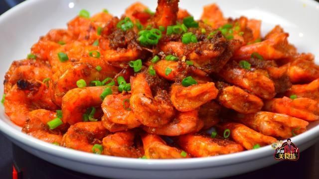  大虾|大虾别只会白灼了，教你做鲜香入味的油焖大虾，做法简单，超好吃