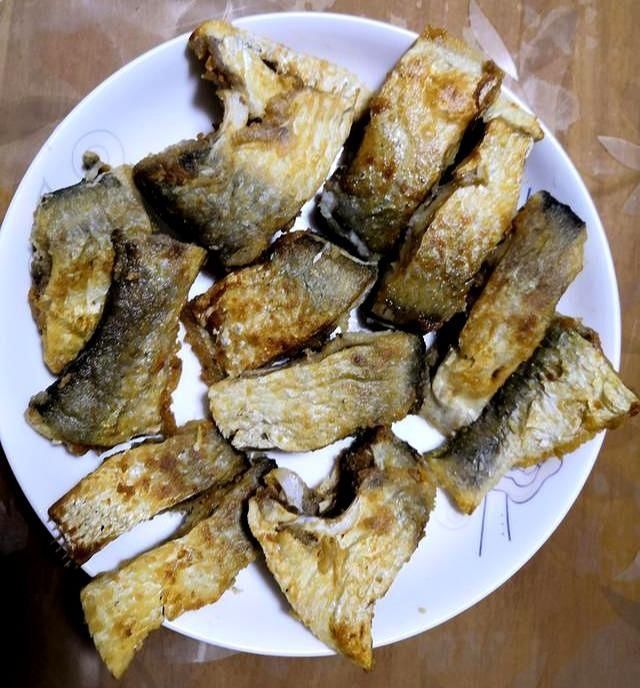 宅家|雨天宅家做美食，简单的干煎白鳞鱼吃出小幸福