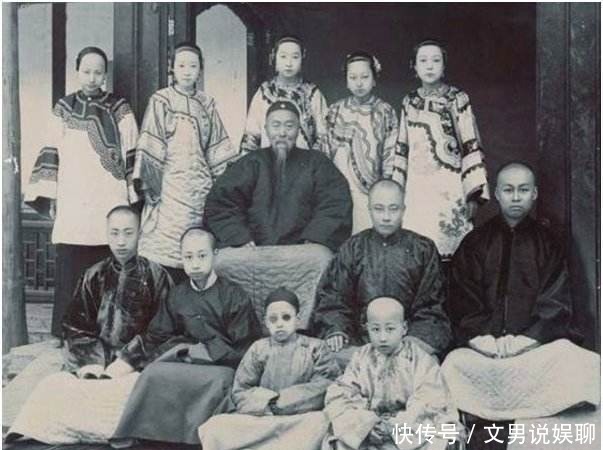 老照片|清朝老照片:满族美女上街被众人围观,女子学堂的学生在课堂合影