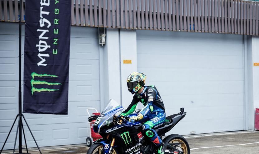  王一博|王一博摩托赛，意外飞出赛道，比赛仲裁出结果