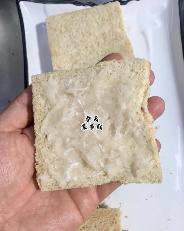 创意|面包锅贴鱼，创意十足，外酥里嫩，我家孩子最爱吃，三天做一次