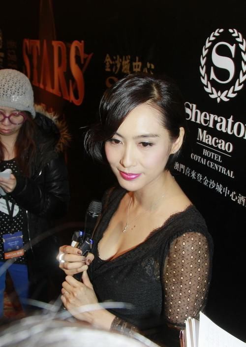  条连衣裙|朱茵身材真丰满，身穿黑色蕾丝包臀裙性感优雅，48岁依旧风情万种