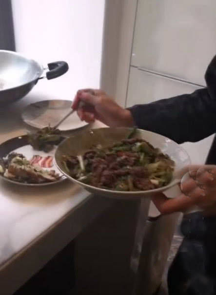  蔡少芬|带娃还做饭！蔡少芬产后3个月下厨炒牛肉，哺乳期午餐只吃2道菜