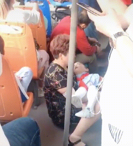 无一|奶奶抱熟睡孙女坐公交,周围乘客无一人让座,坐地抱娃引争议
