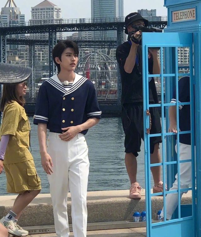  小姐姐|追星女孩太有正能量了！《奔跑吧》录制结束，蔡徐坤粉丝帮忙打扫