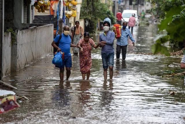 在家|在家躲疫情的印度人，又被暴雨洪水逼进了拥挤的避难所