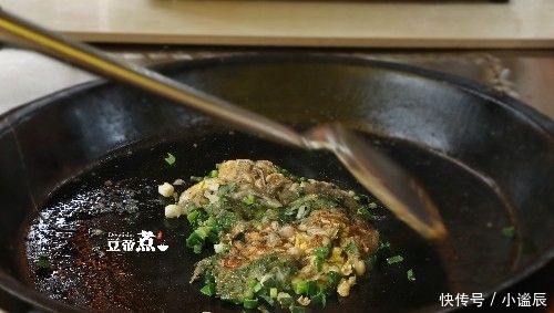  排到|藏身拐角巷弄，一家小破店，只卖两种吃的，排队都排到大街上去了