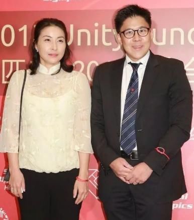  豪门|霍启刚真“自恋”，让三娃在饭桌上看自己上电视，豪门饭桌真简单