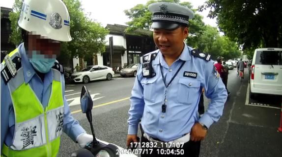  装备|76岁大爷网购全套装备假扮交警