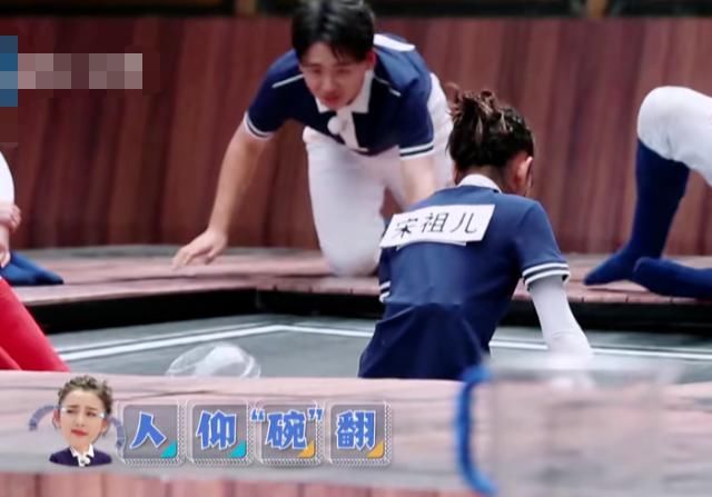  悄悄|宋祖儿挑战端水，李晨郑恺都在捣乱时，谁注意蔡徐坤悄悄做了什么？