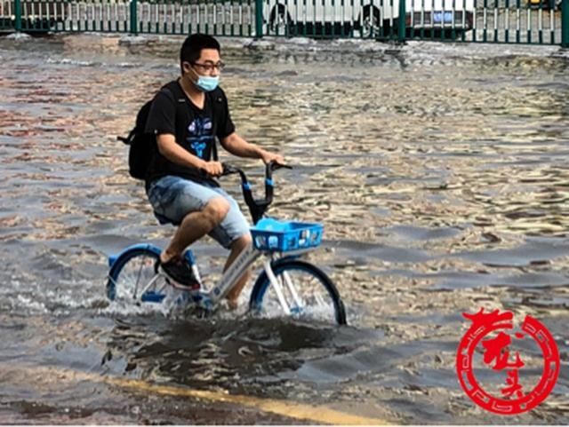 哈尔滨市|持续一小时的急雨 令哈尔滨市低洼路段成泽国