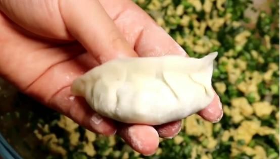 正确|这才是正确的“包饺子”手法,对折再一挤,轻松做出大肚水饺