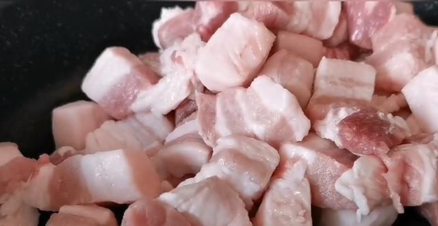  加油|我家五花肉从不红烧，加一块豆腐，不加油不加水，上桌瞬间被扫光