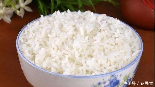  分明|蒸米饭时放盐还是醋？很多人搞不明白，“这样做”颗粒分明不粘锅