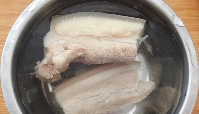  猪肉|这是吃五花肉的新方法，这是用水和大蒜煮的，他很肥但不油腻