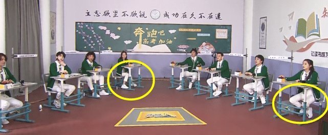  baby|baby关晓彤同时扮学生,两人坐姿看出差距结过婚就是不一样