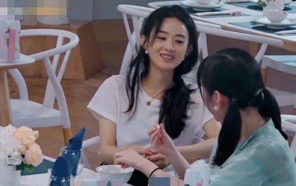  疑似|赵丽颖吃不下饭，疑似拿纸巾抹泪，谁注意到李浩菲做了啥？