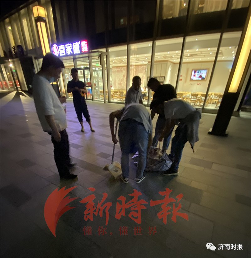  金融中心|事发济南绿城金融中心，疑似外墙玻璃从20多层坠落，险些砸着人，还不止一次了