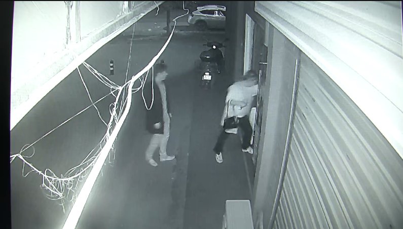 转账|西安一男子持刀抢劫药店，威逼女店员转账......刑拘！