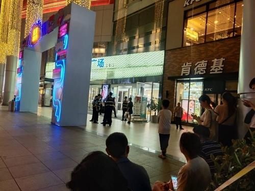  绵阳|绵阳一商场发现不明行李箱 警方通报