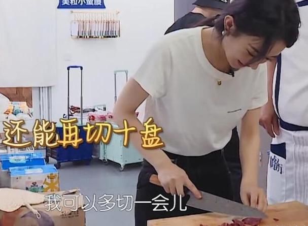  不已|赵丽颖上《中餐厅》被逼哭，粉丝心疼不已，首次和冯绍峰在镜头前秀恩爱