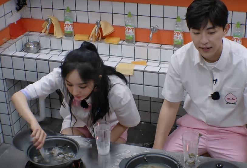  别人|节目组准备清汤寡水，别人都不吃，杨幂却吃很认真，原因太现实