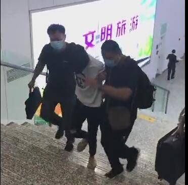 竟是|网恋美女竟是抠脚大汉！一男子被骗走五万多元