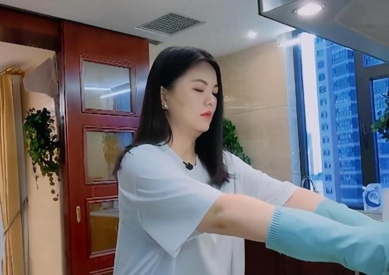  李湘|李湘下厨煎鸡蛋，看到锅里的油，观众：有钱人的家里就这样的吗