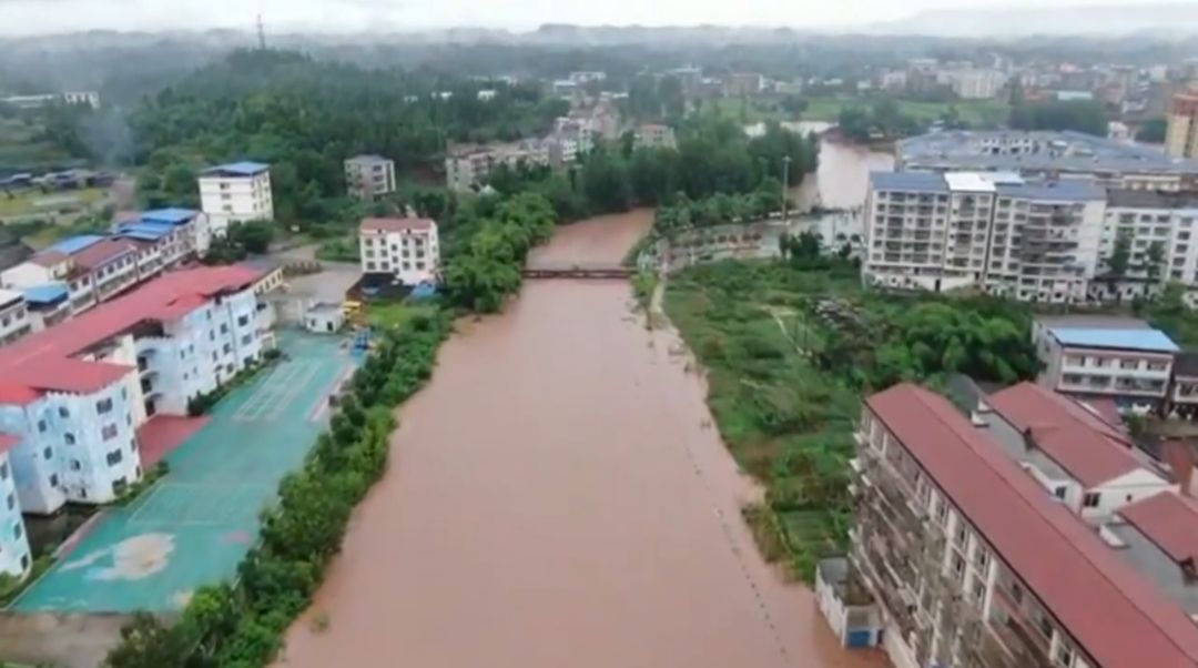 强降雨致南充螺溪河水位上涨，沿河农田民房被淹 已安全转移4000余人