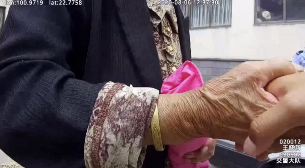  交警|执勤路上“捡”两位老人！茶城交警安全“归还”