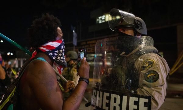 当地|17岁白人少年开枪打死两个黑人 媒体：他很崇拜警察