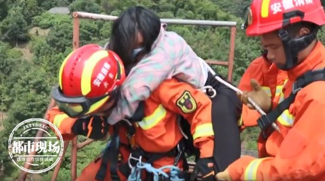 女子|年轻女子欲跳楼 瞬间反应下 被他一把抱了下来
