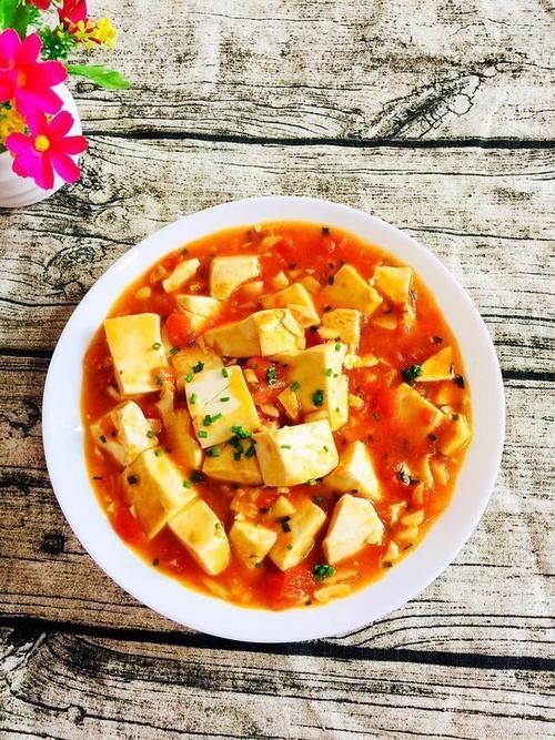  豆腐|西红柿炖豆腐，美味特下饭，汤汁泡米饭，熊孩子能吃两大碗！