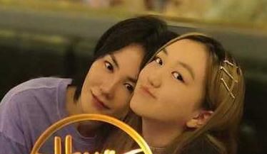 亲密|李嫣陪王菲做头发，理发店品红酒享vip待遇，两人互动亲密似姐妹