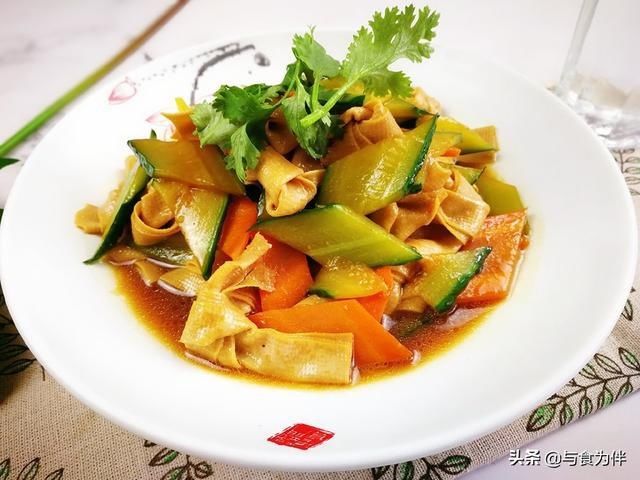  豆腐皮|豆腐皮焯水时，别忘加点“它”，做出来滑嫩入味，米饭都不够吃了