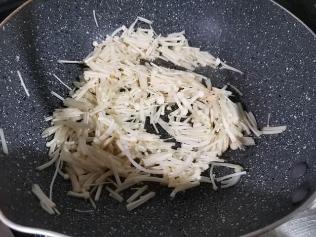  韭菜|鸡蛋别用来炒韭菜了，和它一起炒，脆嫩爽口，家人都爱吃