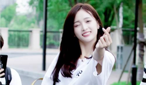  老师|《快乐大本营》当何老师给夏之光整理衣服，有谁注意到吴宣仪的举动？