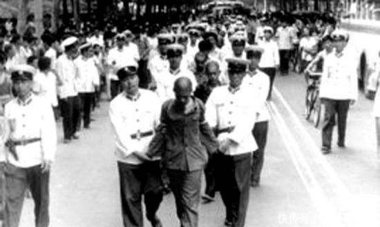  老照片|80年代严打老照片：强奸犯挂牌子游街示众，女犯人被公审