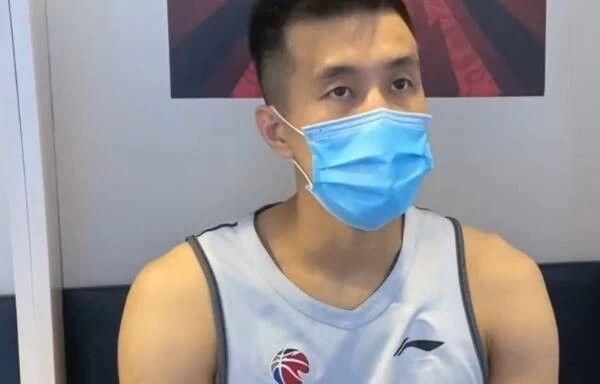 广告牌|14分钟领到4犯,郭艾伦狠狠地拍手+怒踹广告牌,太容易上头了!